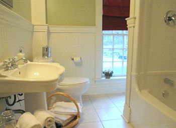 ナイアガラオンザレイク The Red Coat Bed & Breakfast エクステリア 写真